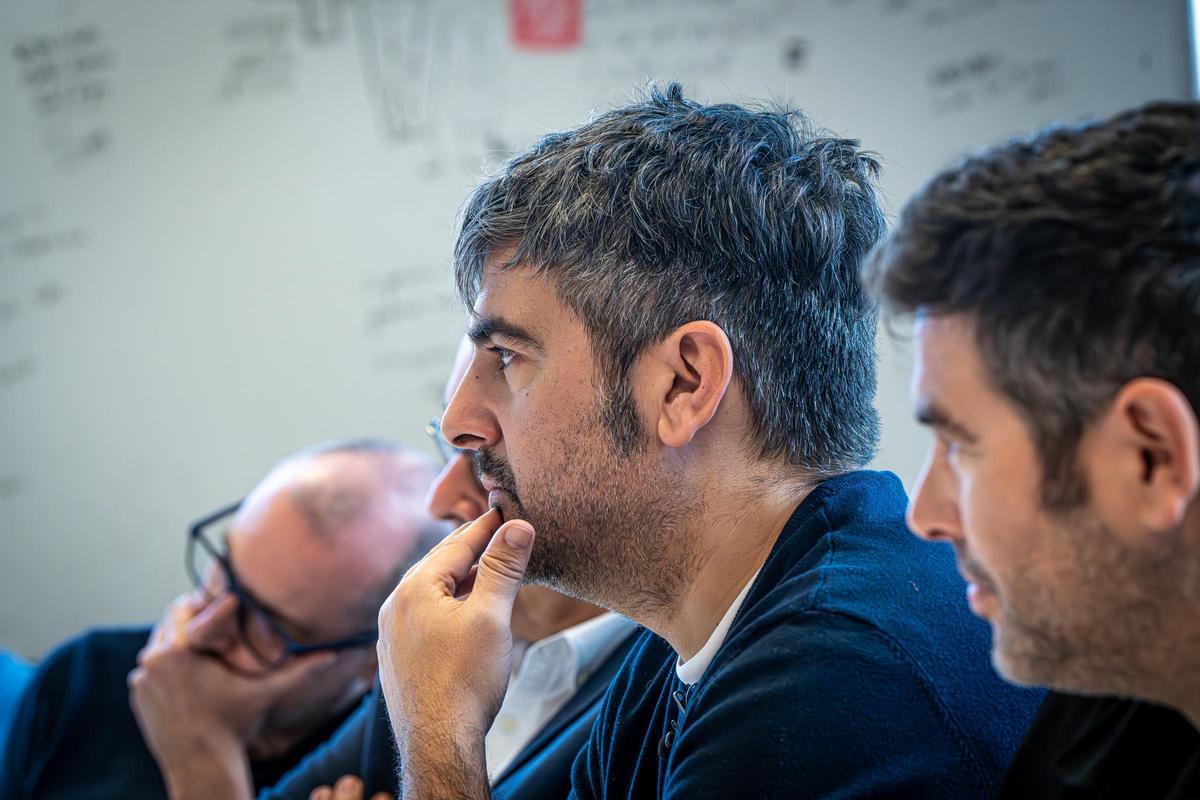 De izquierda a derecha, Rafael Julve, subdirector de EL PERIÓDICO; Albert Sáez, director del diario, y David y Jose Muñoz.