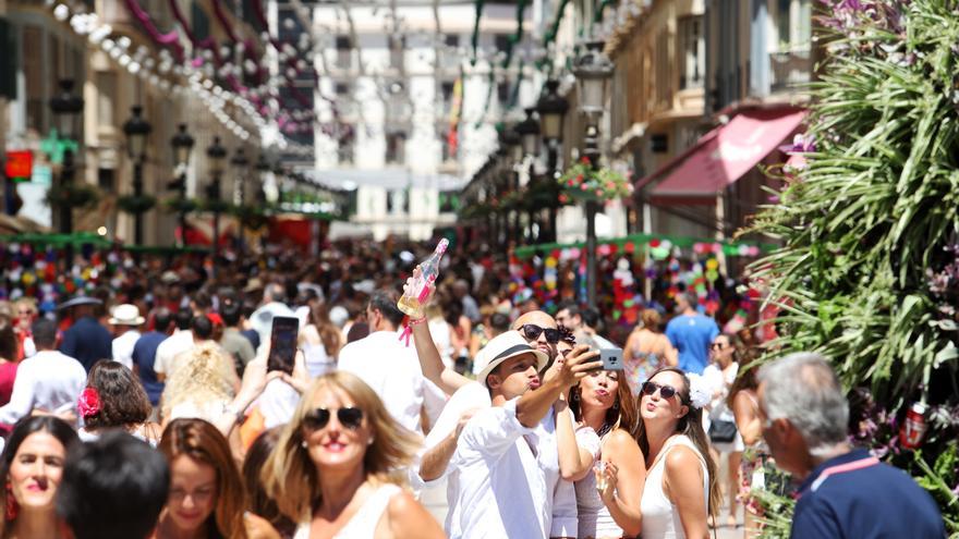 Archivo - Miles de personas abarrotan las calles del centro de la capital en la Feria de Málaga en una imagen de archivo