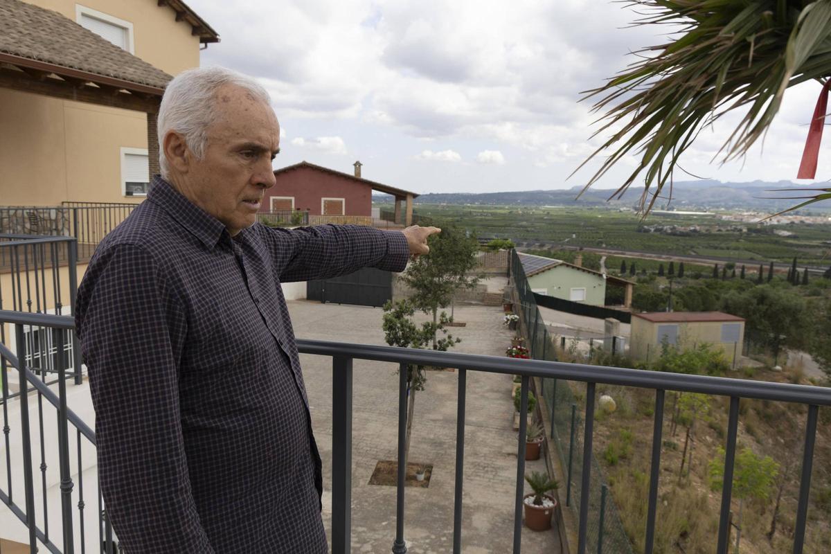 Teodoro Fayos muestra la vista desde su terraza y señala las placas de los tejados.