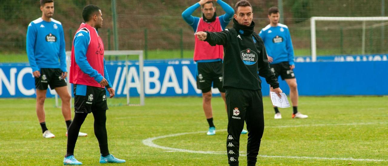 Borja Jiménez da instrucciones durante un entrenamiento en Abegondo. |  // CASTELEIRO / ROLLER AGENCIA