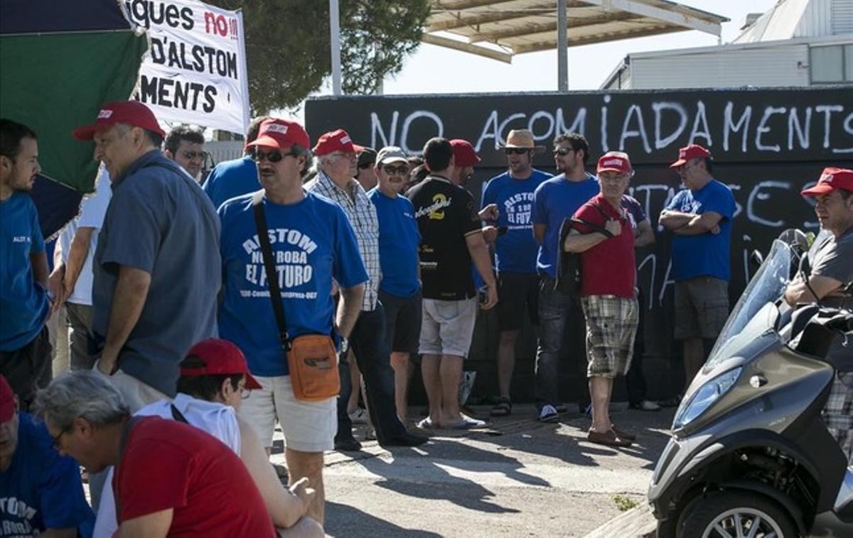 Concentració de treballadors d’Alstom a les portes de la fàbrica de Santa Perpètua de Mogoda durant la vaga.