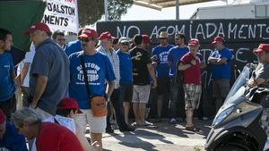 Concentració de treballadors d’Alstom a les portes de la fàbrica de Santa Perpètua de Mogoda durant la vaga.