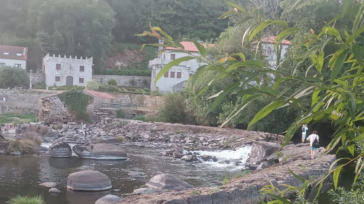 El río Tambre, a su paso por Ponte Maceira, en el municipio de Negreira
