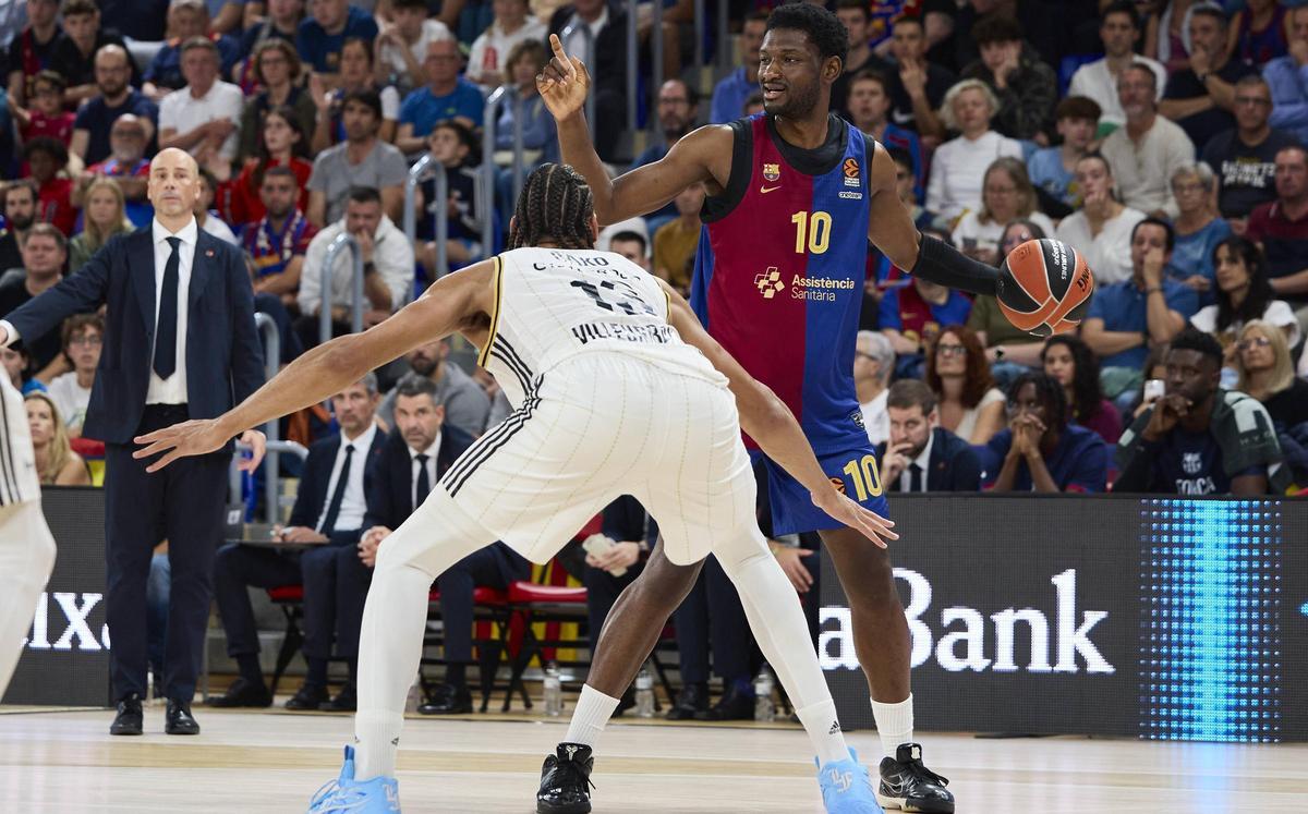 Chimezie Metu ordena el inicio de una jugada.