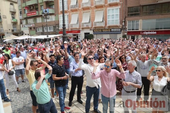 Cientos de personas protestan frente al Ayuntamiento de Cartagena por el pacto entre PP, PSOE y Cs