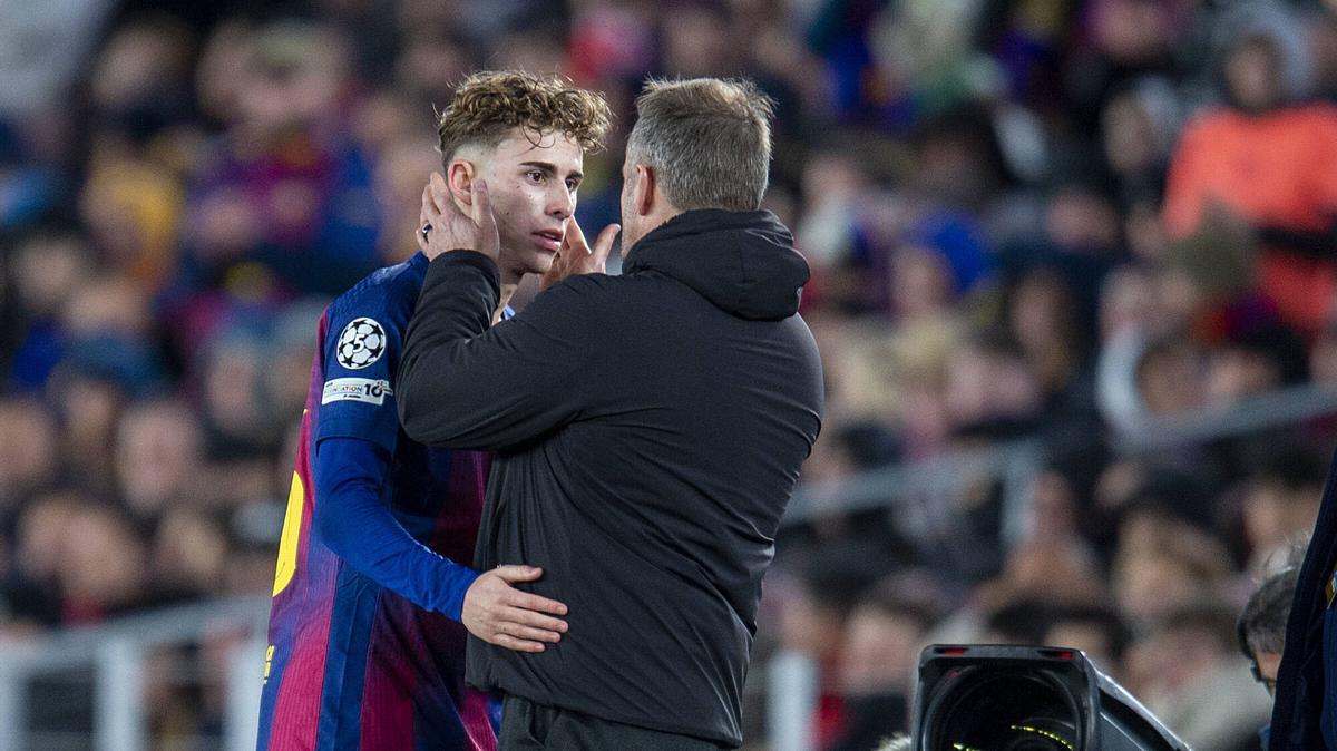 Hansi Flick felicita a Fermín López tras sustituirle durante el partido ante el Copenhague.