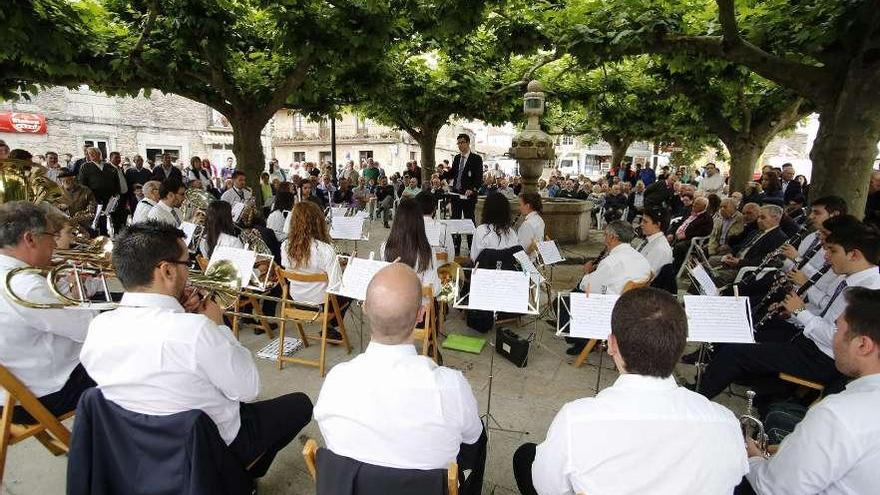 Agolada despide tres días de festejos con banda y verbena