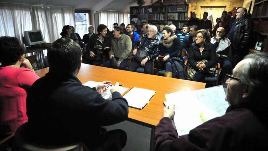 Juan Maneiro informa sobre la reordenación de viveros  |  El secretario xeral de Mar, Juan Carlos Maneiro Cadillo, acudió ayer a Carril, invitado por la asociación de parquistas Virgen del Carmen, que dirige Rosario Maneiro. Lo hizo para informar personalmente a todos los interesados sobre el proceso de reordenación de los viveros y la tramitación de los más de cien que quedaron vacantes.