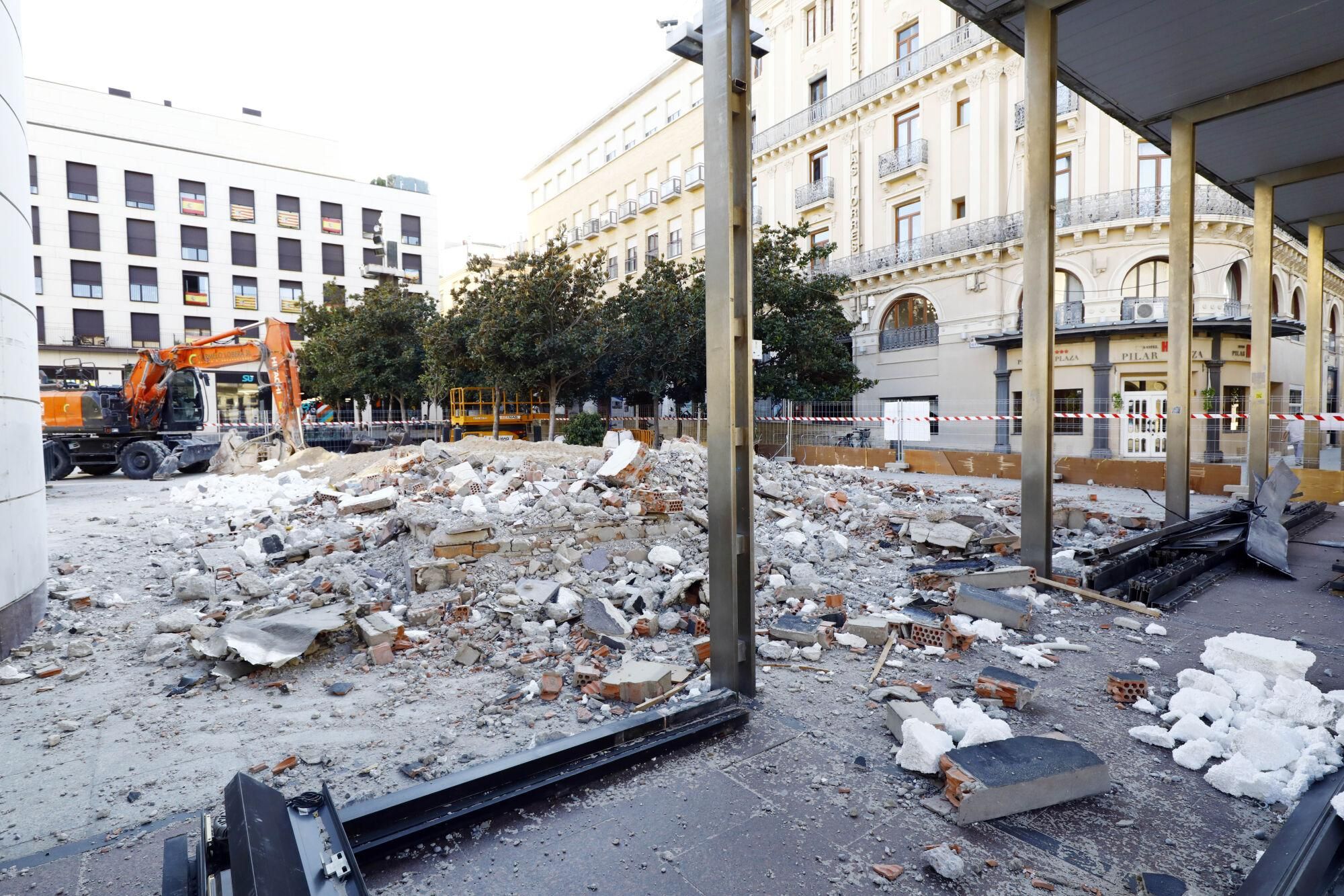 En imágenes | Adiós al Cubo de Turismo de la plaza del Pilar de Zaragoza