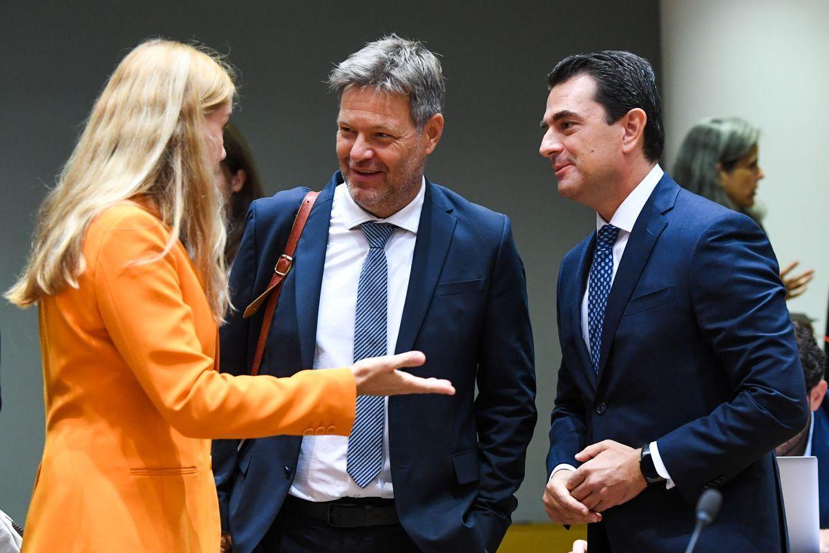 La comisaria de Energía, Kadri Simson, conversa con el ministro alemán de Protección Climática, Robert Habeck, y el ministro griego de Energía, Konstantinos Skrekas.