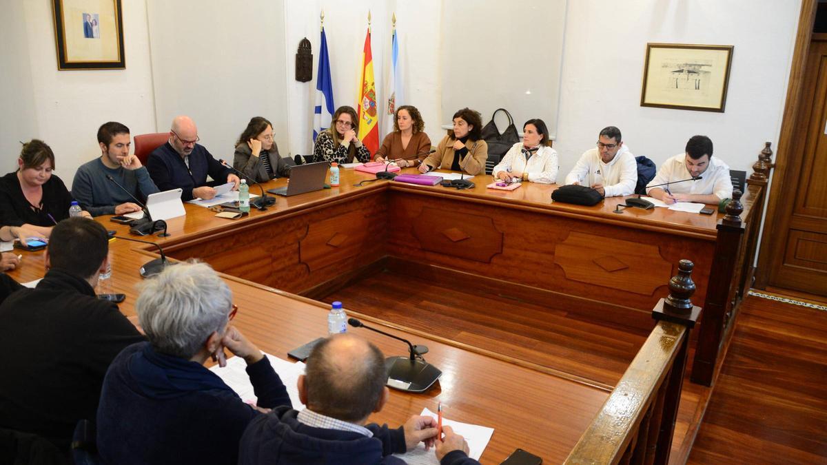 El pleno de este lunes en Bueu, con la bancada del PP de frente y con Marta María Liméns en el centro.