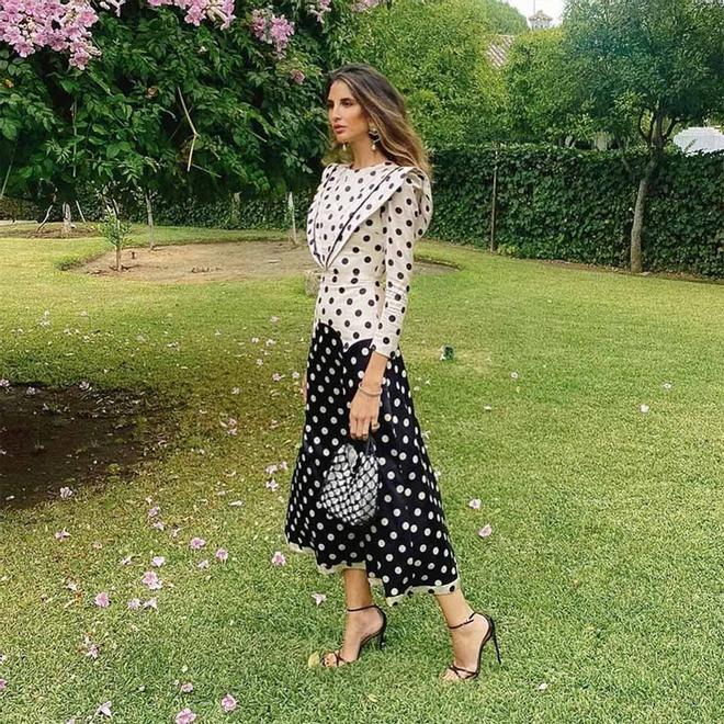 El look de invitada de Inés Domecq, con vestido de The IQ Collection para la boda de Claudia Osborne y José Entrecanales