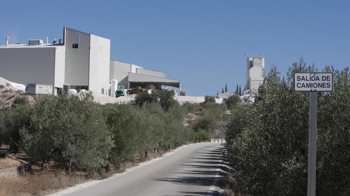 La cantera de Enguera y la carretera CV-584, que será adecuada por la empresa de explota la actividad.