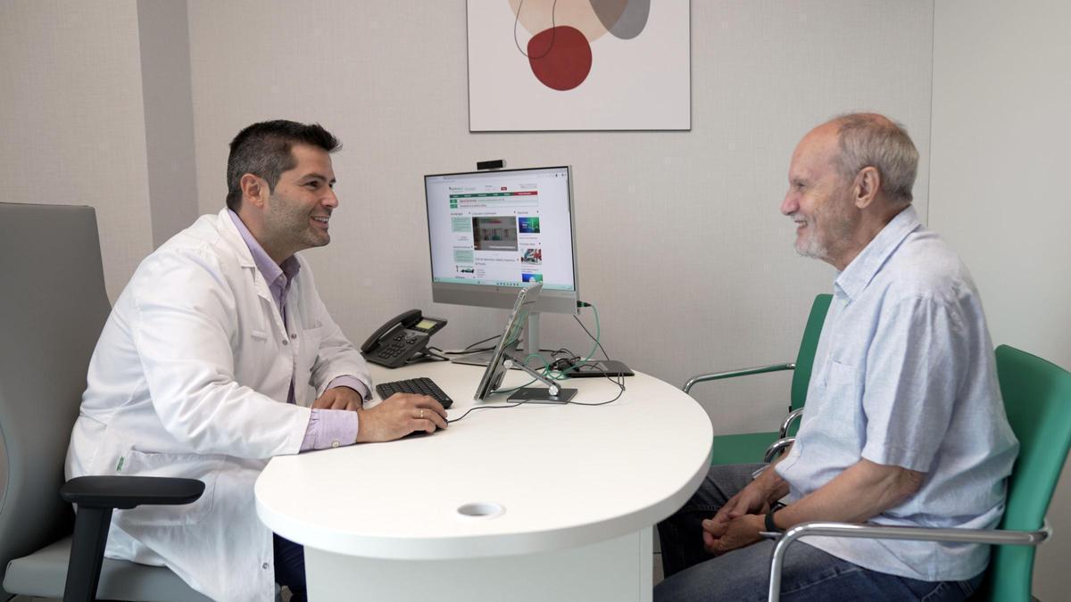 El doctor Alejandro García Ortego y el paciente Carlos Gil durante una consulta