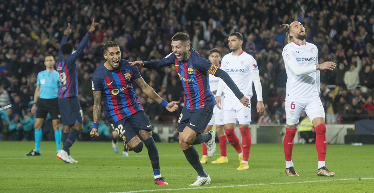  Alba junto a Raphinha tras anotar el primer gol azulgrana