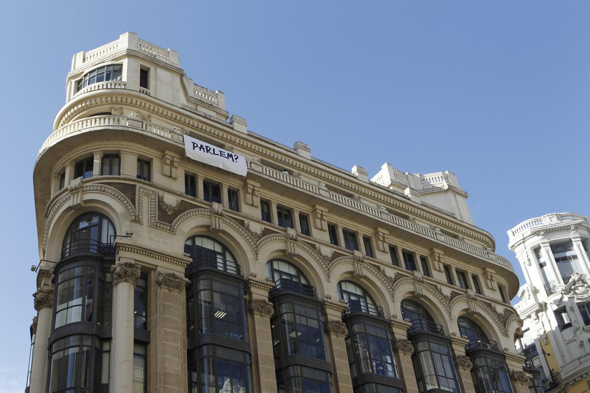 GRA253. MADRID, 28/09/2017.- Letrero que ha puesto la agencia de publicidad Sra. Rushmore en la fachada de su sede, en Gran Vía, con la palabra Parlem (hablemos, en catalán), con ocasión del referéndum ilegal de Cataluña del próximo domingo. EFE/Álvaro Sánchez