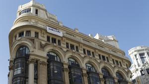 Pancarta que ha puesto la agencia de publicidad Sra. Rushmore en la fachada de su sede, en Gran Vía, con la palabra ’Parlem’ (hablemos, en catalán), el pasado sábado en Madrid.