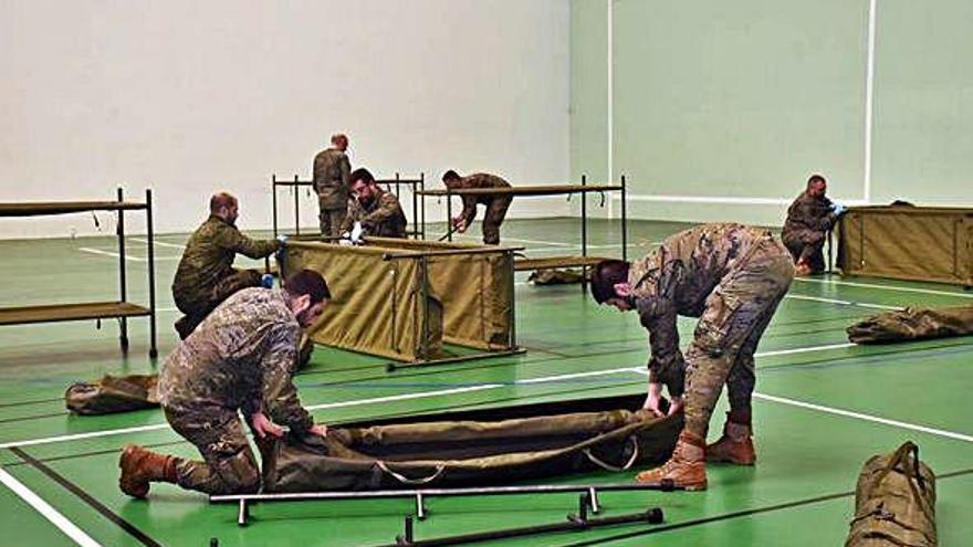 Instalación de camas por parte de militares de la Fuerza Logística Operativa, ayer.