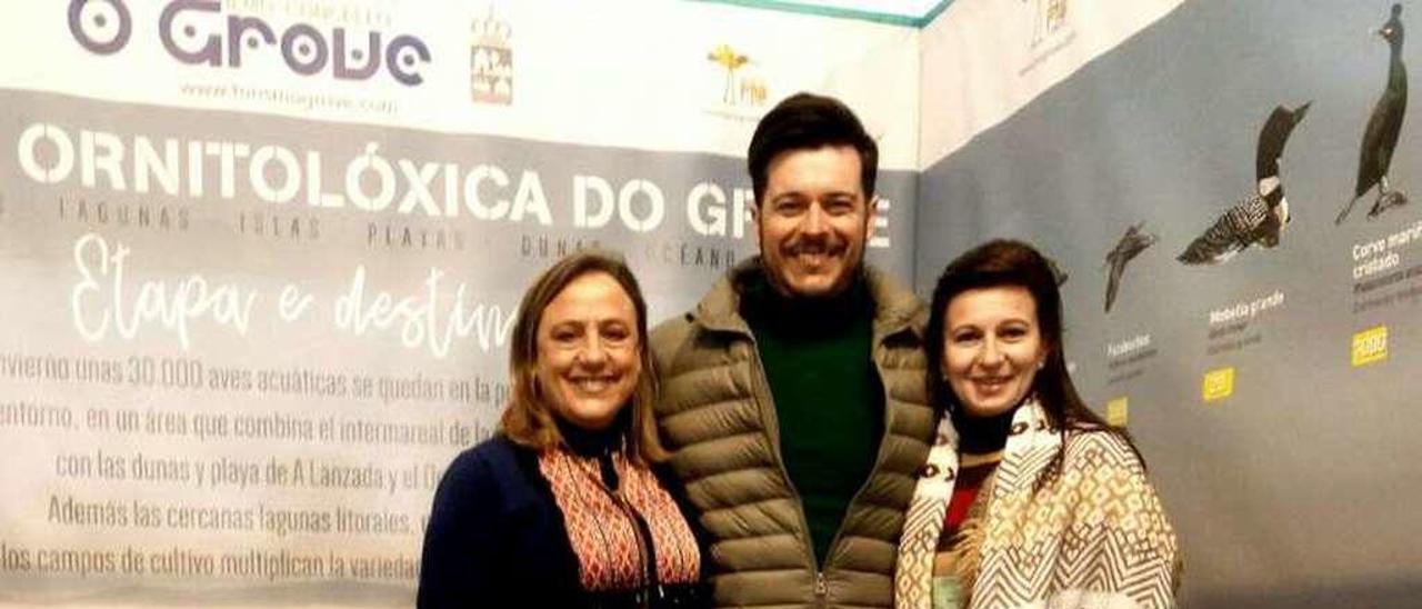 Ángeles Domínguez, junto Martín Barreiro y Noemí Outeda en la caseta de O Grove en FIO. // FdV