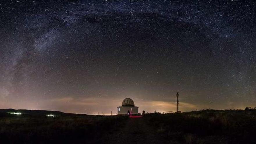 Panorámica de 200 grados de visión nocturna del Observatorio Astronómico de Forcarei coronado por la Vía Láctea tomada por el experto en fotografía de paisajes nocturnos Óscar Blanco. // Óscar Blanco