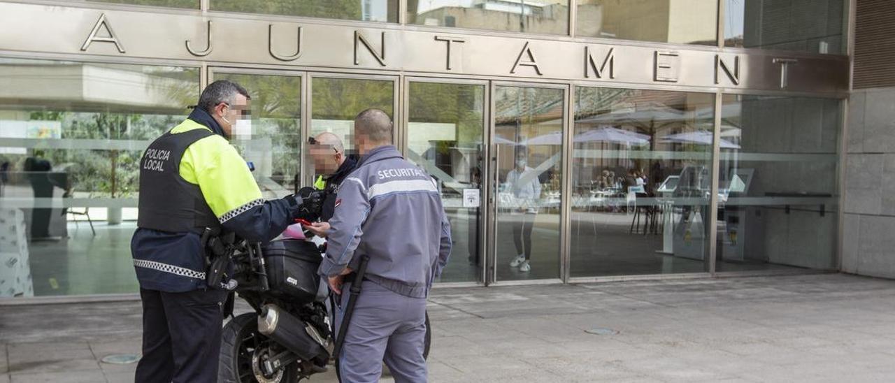 Dos agentes junto al guardia de seguridad rellenan el parte tras el incidente del pasado martes en los servicios sociales.