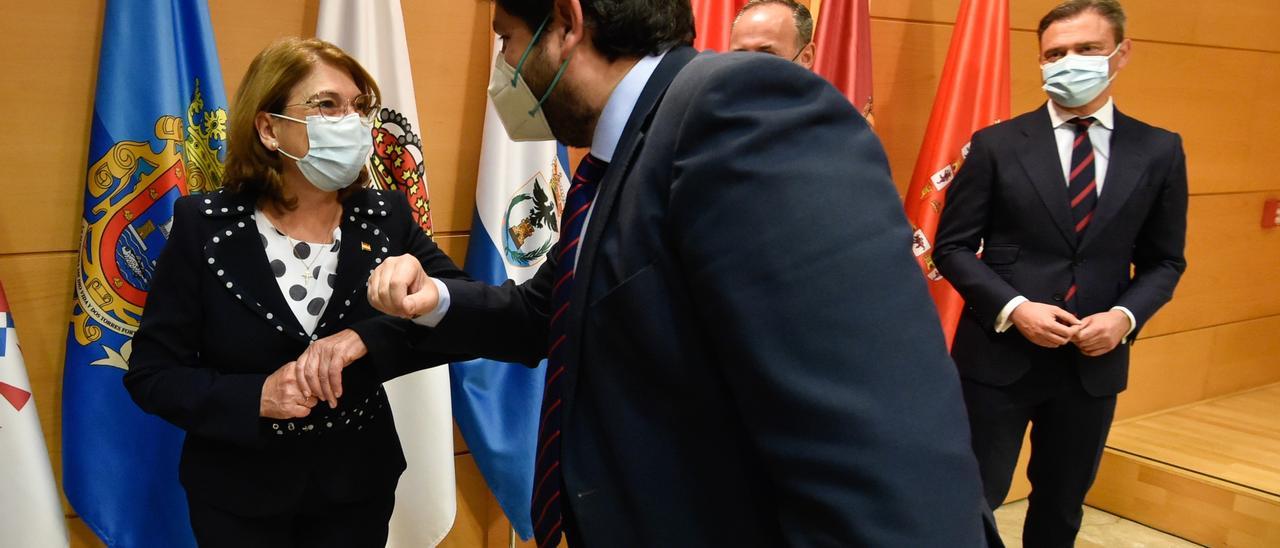 La consejera de Educación de Murcia, María Isabel Campuzano, saluda al presidente murciano, Fernando López Miras.