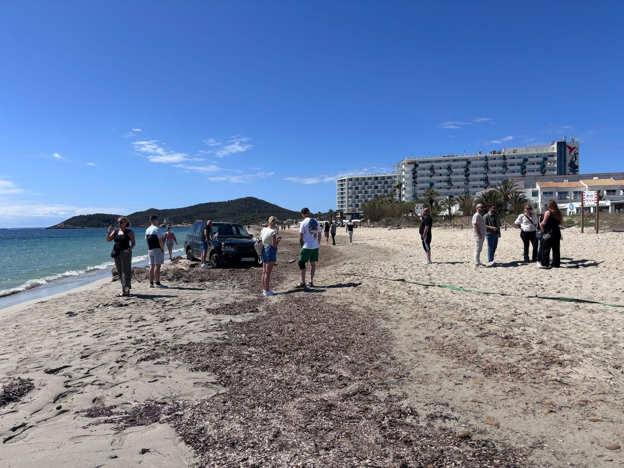Un todoterreno, atrapado en la arena de una playa de Ibiza
