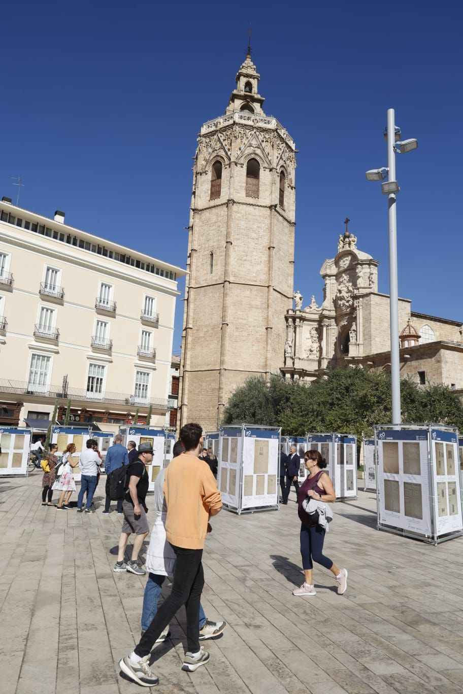 Levante-EMV expone 150 portadas para la historia en la plaza de la Reina