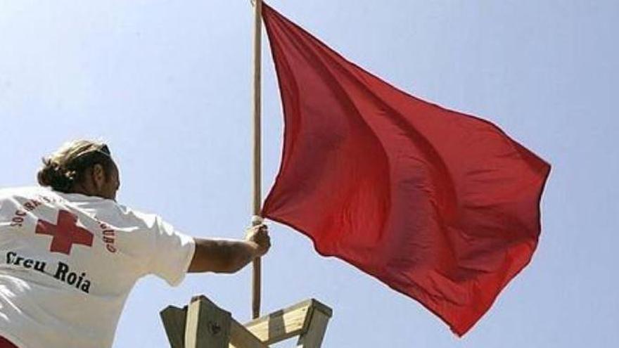 Bandera vermella en tres platges de Calonge