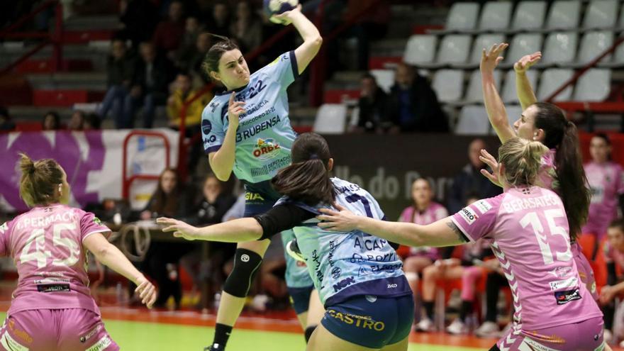 Paulina Buforn lanza a portería durante un partido en Porriño. | // JOSÉ LORES