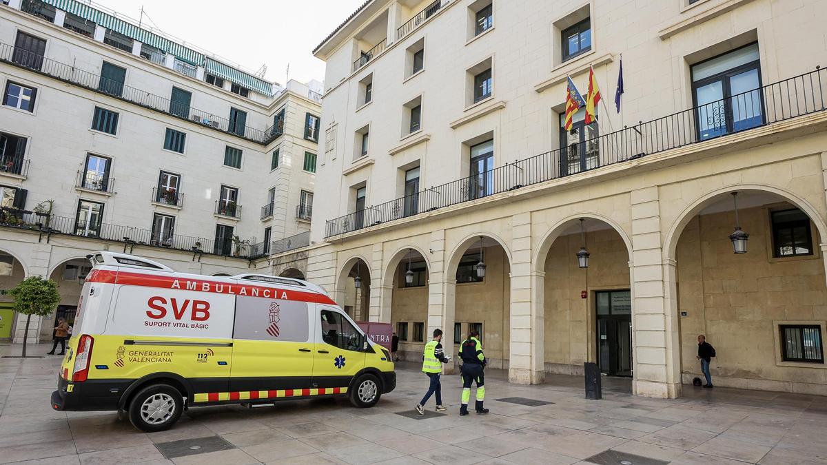 Ambulancia que ha acudido a la Audiencia de Alicante para atender a la víctima de un ataque de ansiedad.