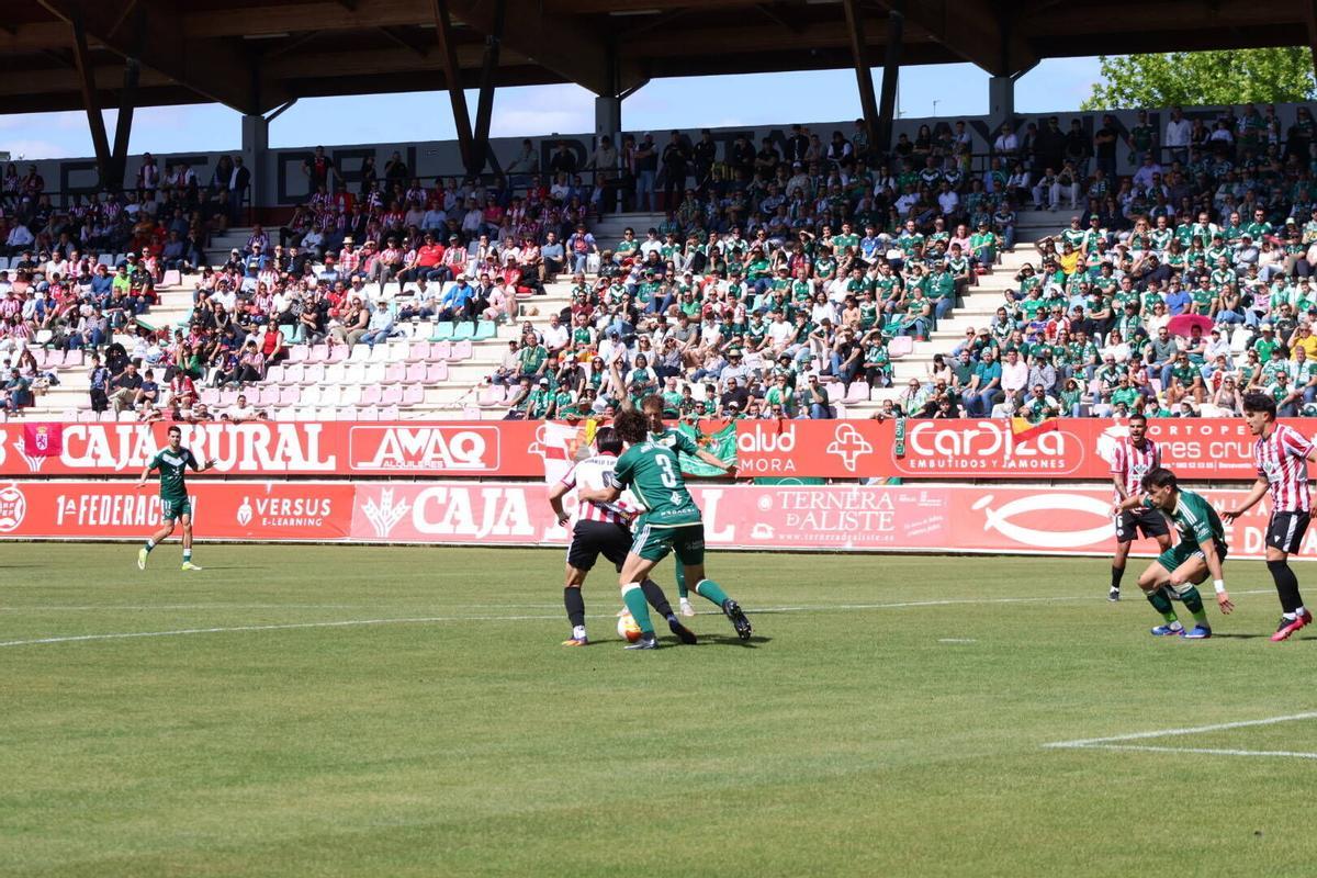 Partido entre el Zamora CF y el Cacereño disputado en el Estadio Municipal Ruta de la Plata.