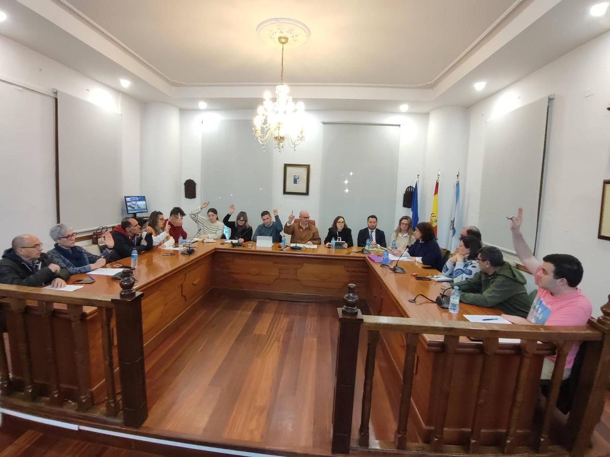 Un momento del pleno de este lunes en el Concello de Bueu, con una votación en la que coincidieron BNG, PSOE y Daniel Chapela.