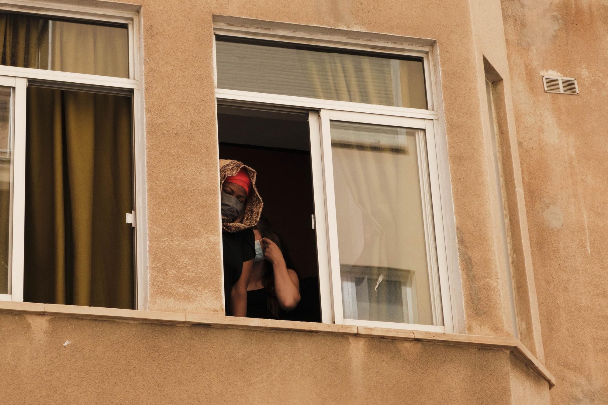 Desahucio de varias familias con niños que vivían en un edificio okupado en Palma