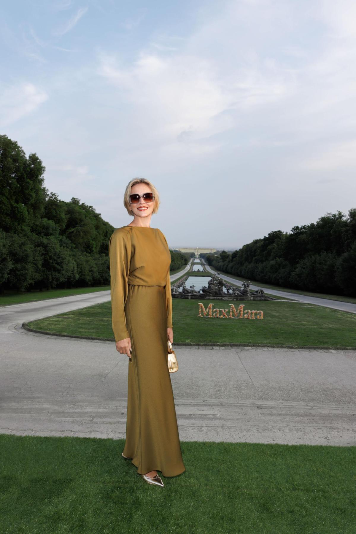 Sharon Stone llegando al palaciego desfile.