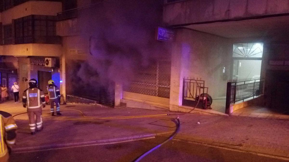 Actuación de los bomberos en el edificio desalojado