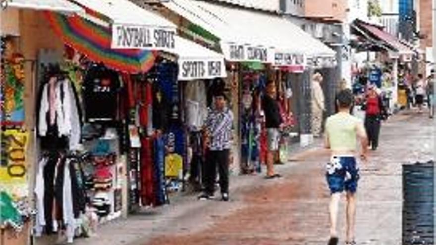 Un dels carrers comercials de Lloret de Mar.