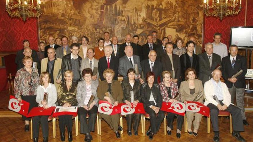 Foto de família de les empreses premiades amb membres de la Cambra i representants de l&#039;Ajuntament, la Diputació i la Generalitat