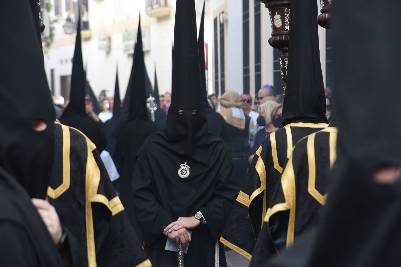 El Nazareno recoore las calles de su barrrio camino de la carrera oficial