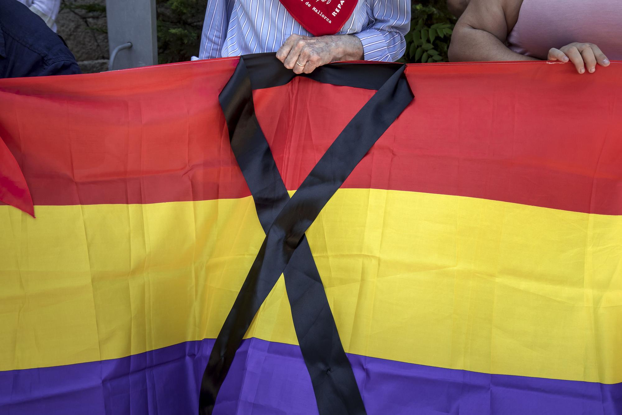 Las banderas de una treintena de municipios de Mallorca ondearán a media asta contra el golpe franquista