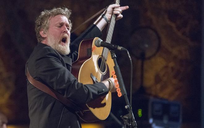 Dublín rinde homenaje a Glen Hansard cantando al unísono 'Falling Slowly'