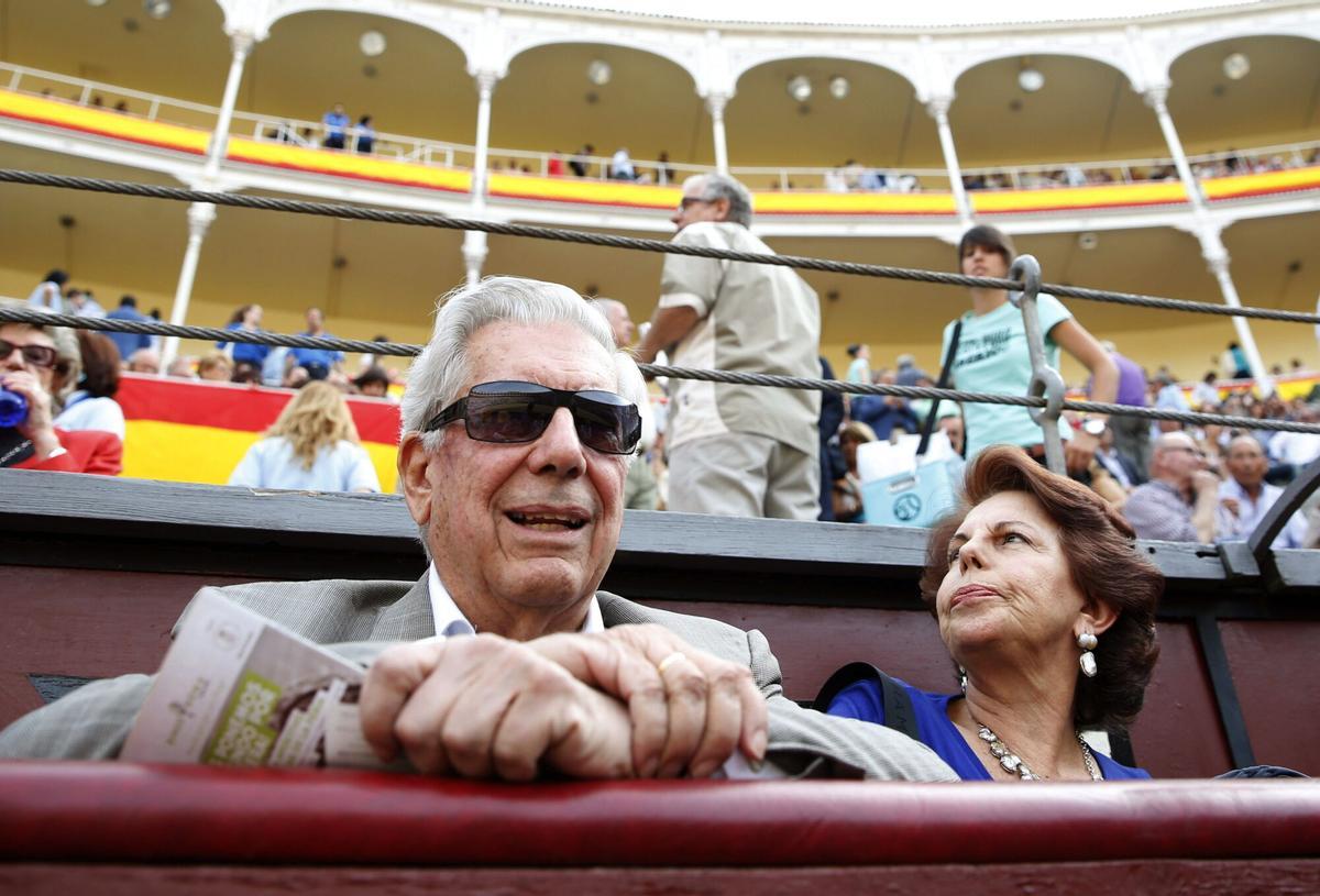 El escritor peruano Mario Vargas Llosa, junto a su esposa Patricia, en la feria de San Isidro en la Monumental de Las Ventas, en 2014.