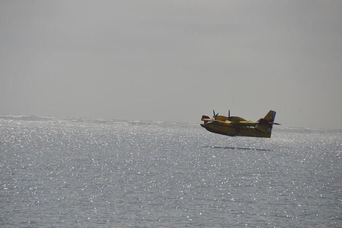 Los hidroaviones cargan agua en el Puerto de Las Palmas - Incendio Gran Canaria 2019