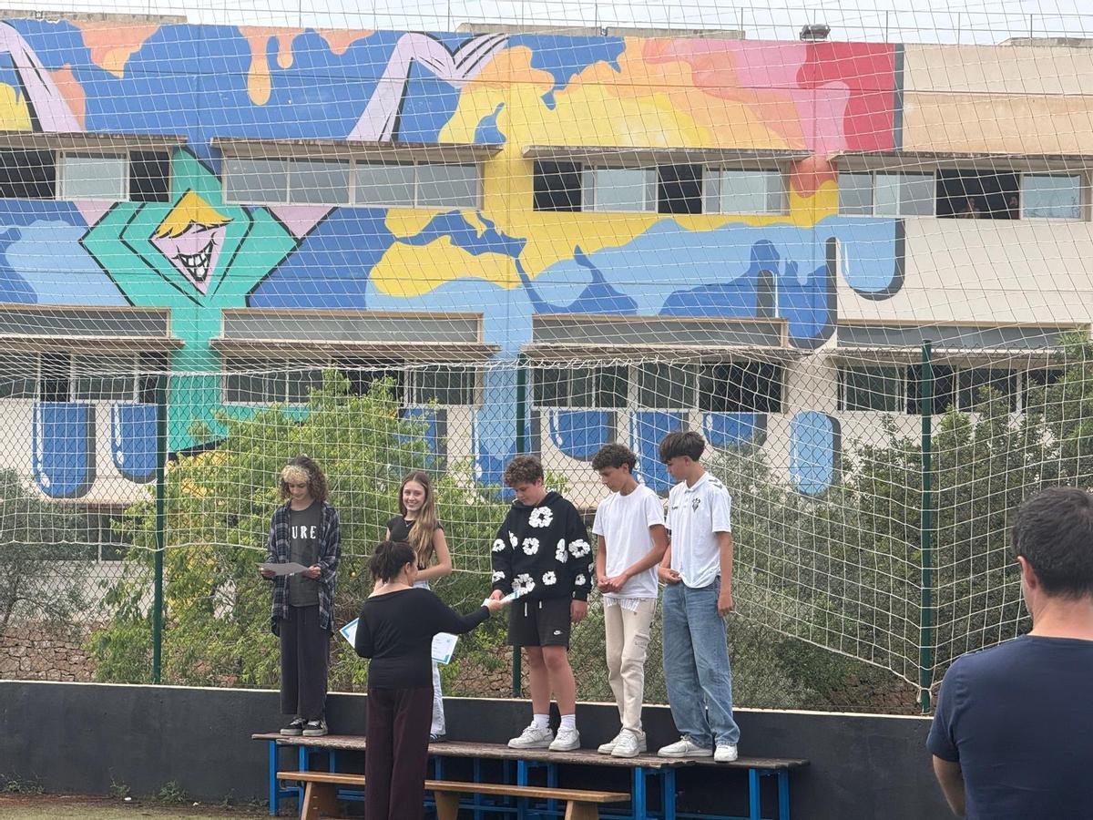Alumnos del instituto Sant Agustí reciben su reconocimiento.