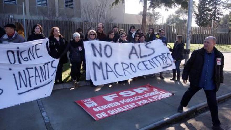 Els treballadors del centre de la Misercòrdia, protestant contra la unificació amb Mas Garriga.