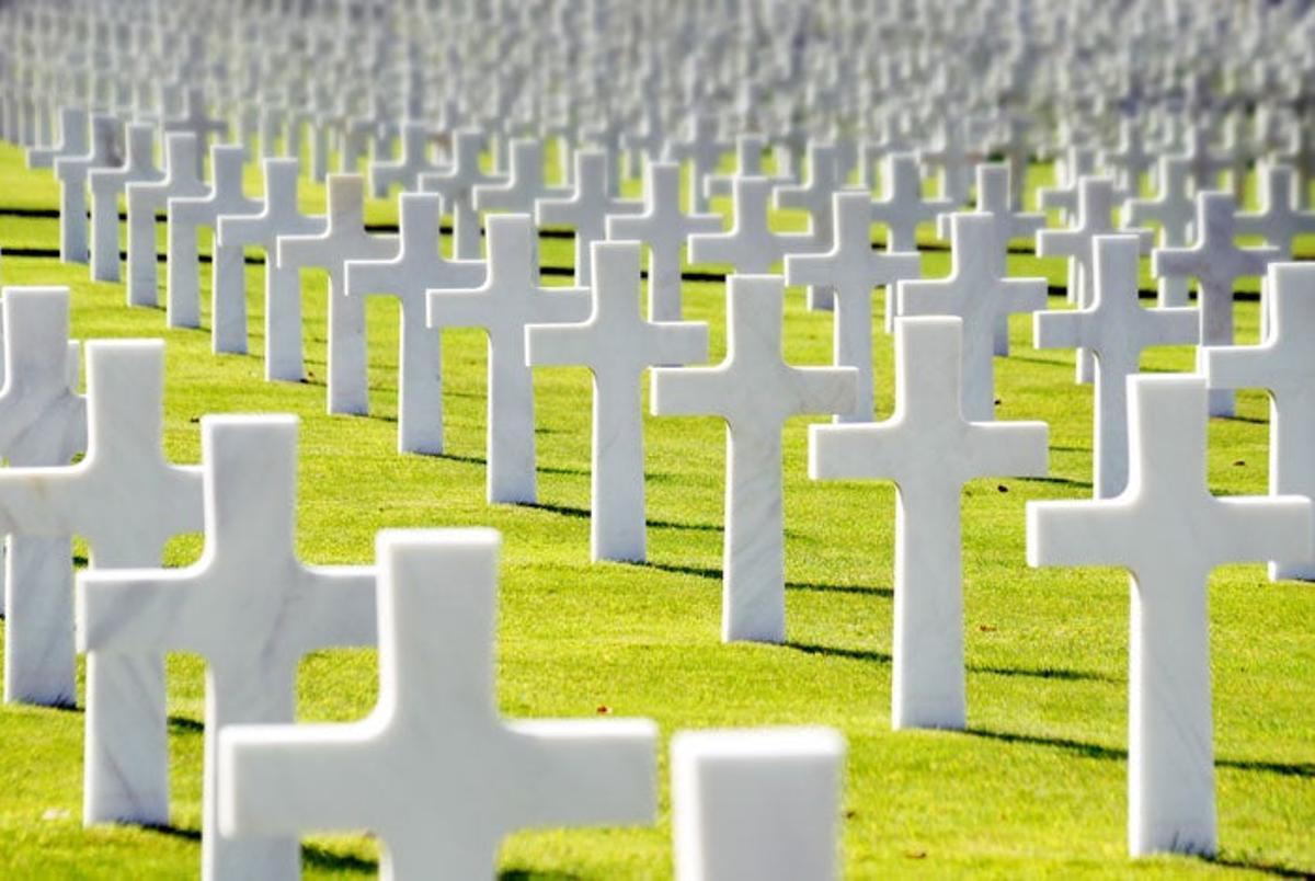 Una de las más de  nueve mil tumbas del Cementerio Americano en Colleville-sur-Mer