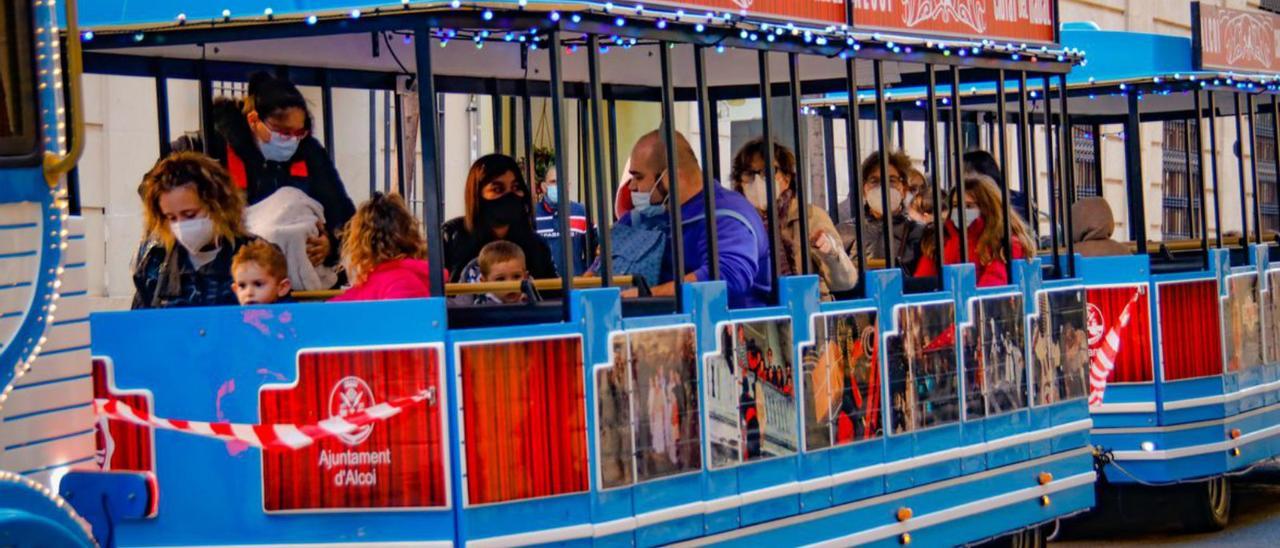 El Ayuntamiento de Alcoy organiza diferentes actividades, como el Tren de Tirisiti o el Mercat de Nadal, a principios de mes. | JUANI RUZ