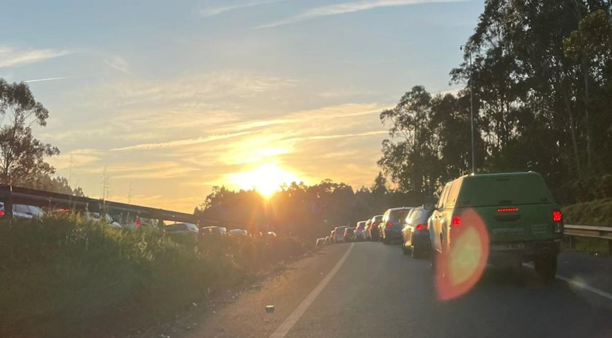 Cientos de coches se han visto atrapados este lunes en la AG-56