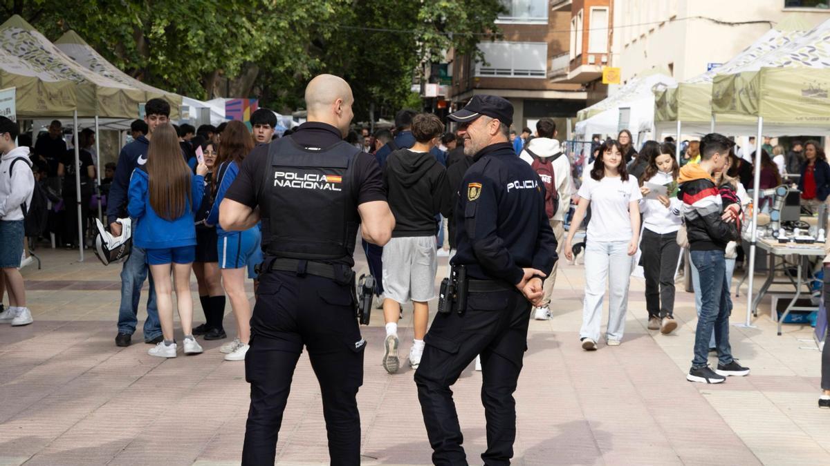 Dos agentes del Cuerpo Nacional de Policía (CNP) patrullan en Xàtiva, en una imagen de archivo.