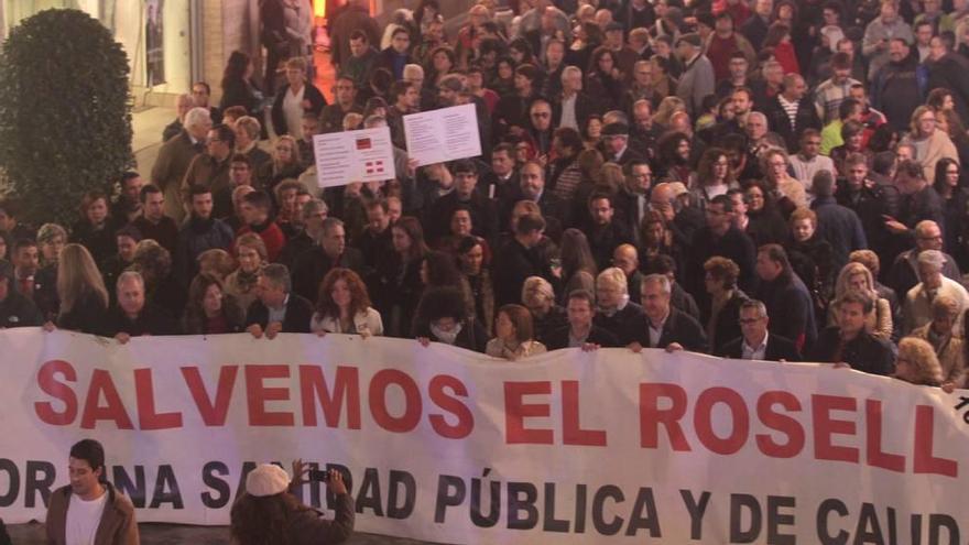 Los defensores de la sanidad pública tienen intención de concentrarse una vez al mes ante el parlamento autonómico.